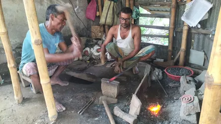 গাইবান্ধায় ঈদকে ঘিরে কোরবানির সরঞ্জাম তৈরিতে ব্যস্ত কামাররা
