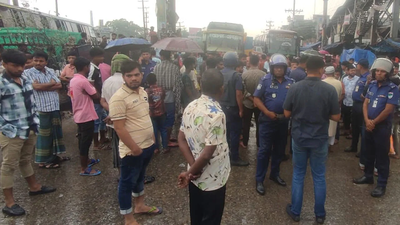 বোনাস-বকেয়া বেতনের দাবিতে শ্রমিক বিক্ষোভ, মহাসড়ক অবরোধ