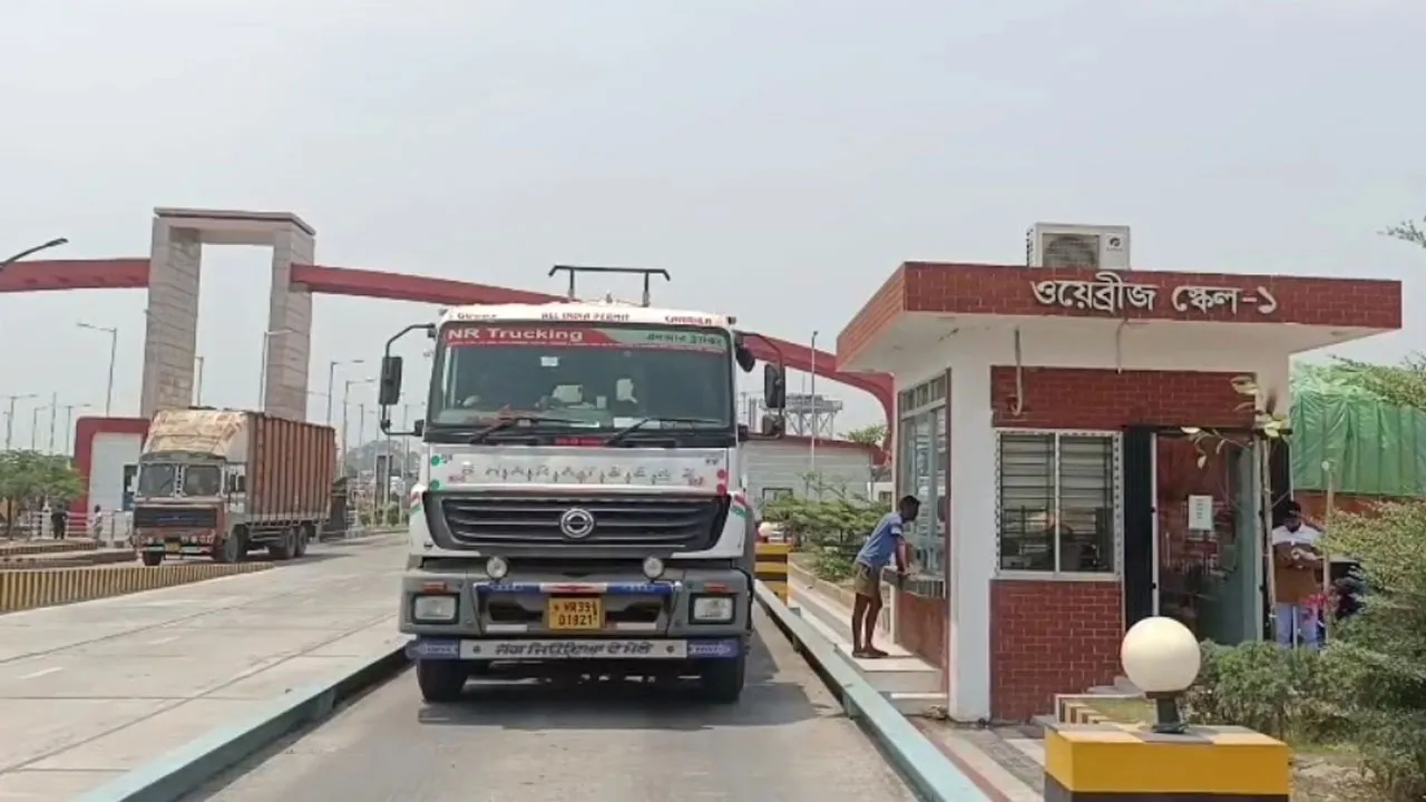 চতুর্থ দিনে গড়াল বেনাপোল কাস্টমস হাউজে কলম বিরতি : আমদানি-রফতানি চলছে স্বাভাবিক