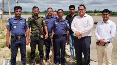 ফেনী নদীতে অবৈধ বালু উত্তোলন, বিএনপি নেতাসহ ১৮ জনের বিরুদ্ধে মামলা