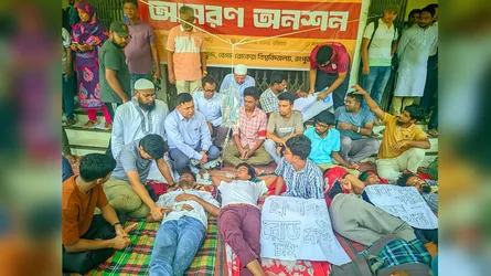 রোকেয়ায় দ্বিতীয় দিনের অনশন, ৪ শিক্ষার্থী অসুস্থ