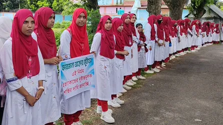 নবীনগরে কলেজছাত্রী জুঁই হত্যার প্রতিবাদে মানববন্ধন