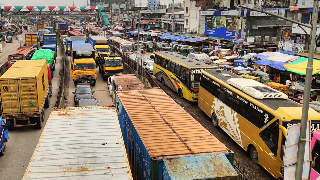 10 km traffic jam on Dhaka-Chittagong highway during Durga Puja holiday