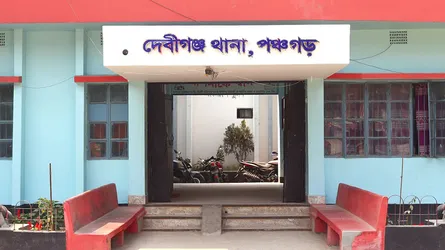 দেবীগঞ্জে ট্রাক চাপায় স্কুল শিক্ষার্থীসহ ২ জনের মৃত্যু
