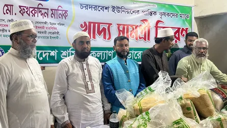 সোনাগাজীর চরাঞ্চলে কর্মহীন শ্রমজীবীদের পাশে জামায়াত নেতা ডা. মানিক