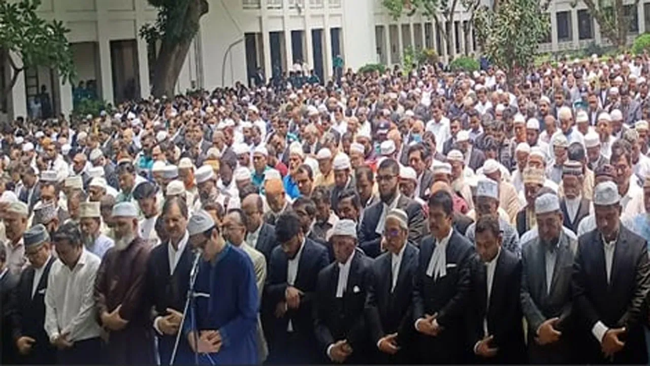 সুপ্রিম কোর্টের ইনার গার্ডেনে ব্যারিস্টার আব্দুর রাজ্জাকের জানাজা অনুষ্ঠিত
