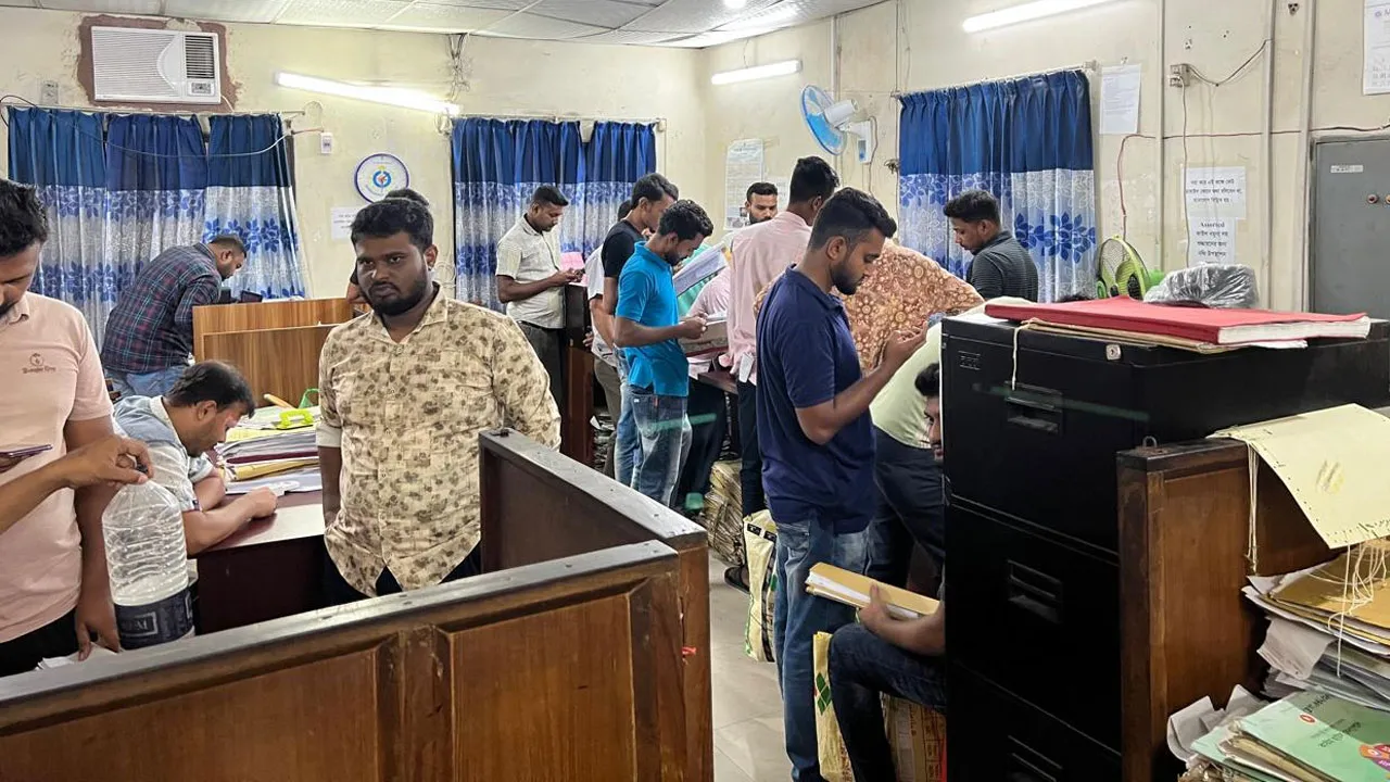 টানা ৬ দিন কলম বিরতির পর আবারো কাজ শুরু হয়েছে বেনাপোল কাস্টমস হাউজে
