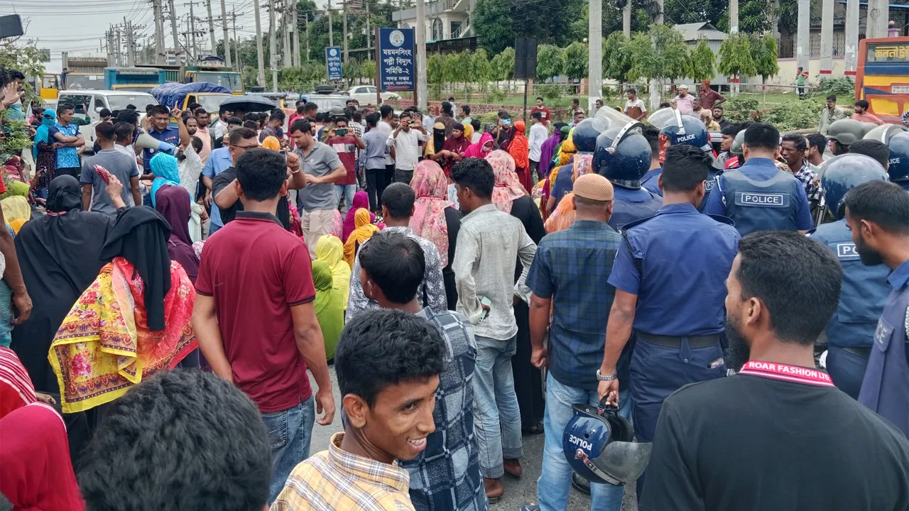 ভালুকায় রোর ফ্যাশনের শ্রমিকদের মহাসড়ক অবরোধ