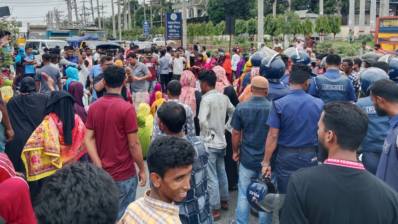 রোর ফ্যাশনের আন্দোলনরত শ্রমিকদের একাংশ