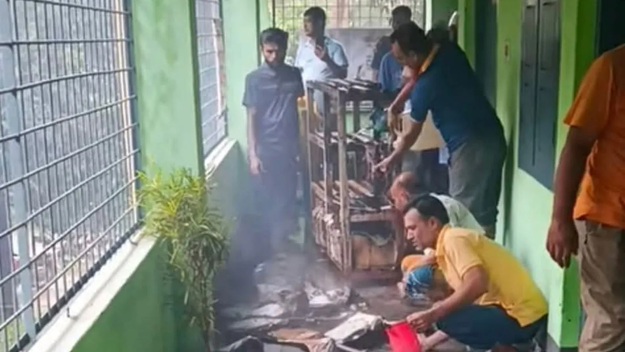 ছুটির দিনে কলারোয়া শিক্ষা অফিসে আগুন