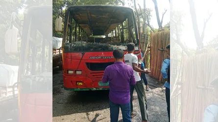 উজিরপুরে মহাসড়কে চলন্ত বিআরটিসি বাসে আগুন