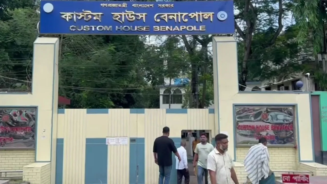 সরকারি ছুটির দিনেও খোলা রয়েছে বেনাপোল কাস্টমস হাউস