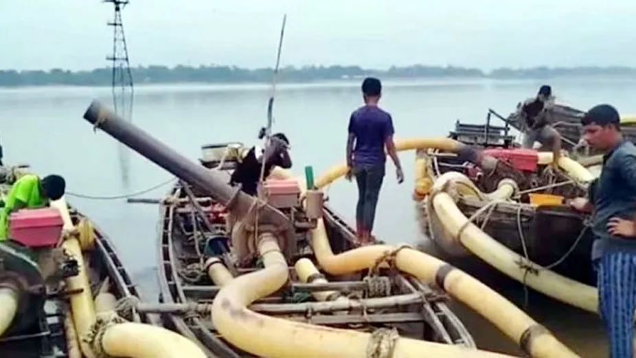 সিলেটে অবৈধ বালু উত্তোলনে ১২ নৌকা জব্দ