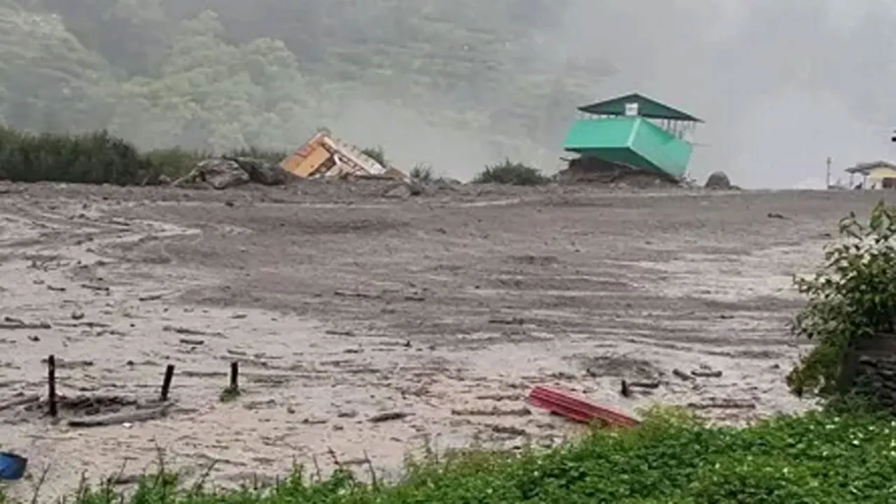 জম্মু-কাশ্মিরে মেঘভাঙা বৃষ্টিতে মৃত ১২