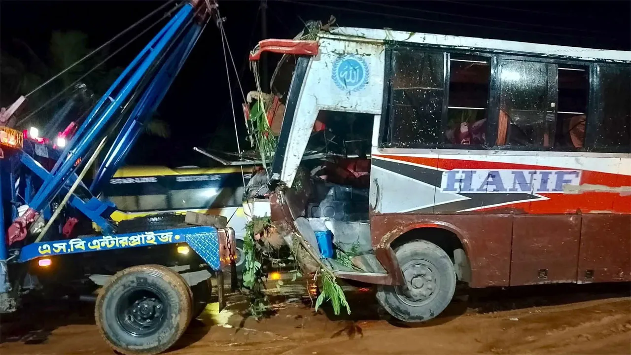 চকরিয়ায় নিয়ন্ত্রণ হারিয়ে বাস খাদে নিহত ২, আহত ১৫