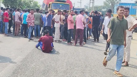 ভালুকায় ১০ দফা দাবিতে শ্রমিকদের মহাসড়ক অবরোধ কর্মসূচি