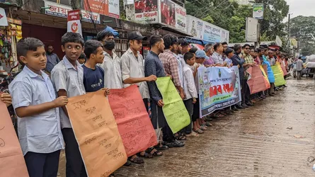 সুনামগঞ্জে নিরাপদ সড়কের দাবিতে মানববন্ধন