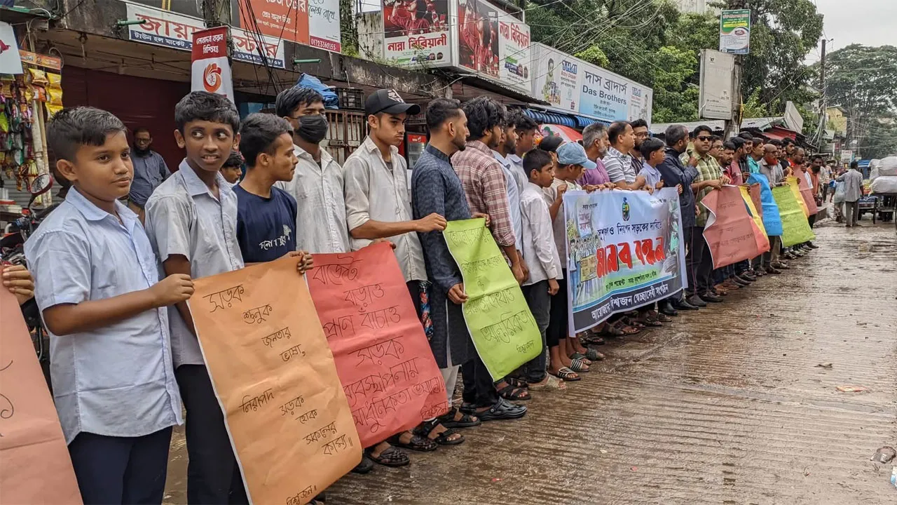 সুনামগঞ্জে নিরাপদ সড়কের দাবিতে মানববন্ধন
