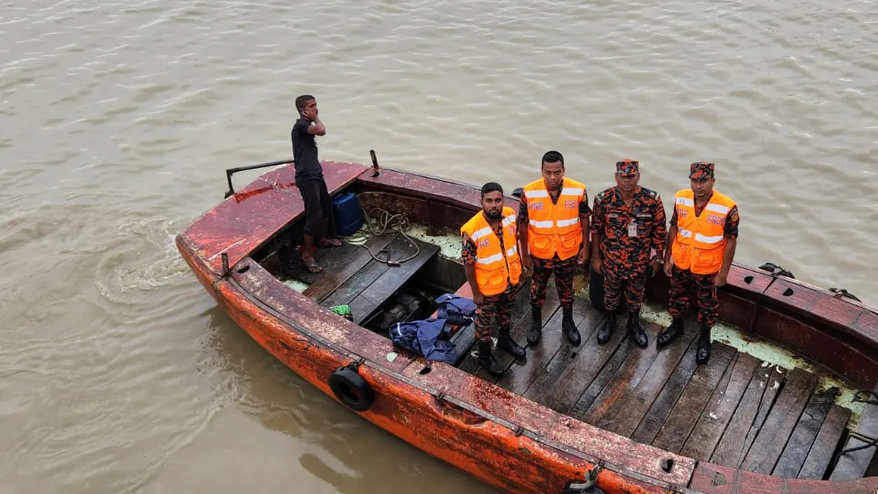 মোংলায় নদীতে পড়ে নিখোঁজ লাইটার জাহাজের কর্মচারী, চলছে উদ্ধার অভিযান