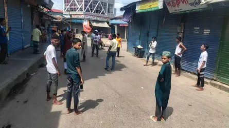 মোংলায় চলছে ৪৮ ঘণ্টার হরতাল, সড়কে জ্বলছে আগুন