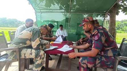 দর্শনা সীমান্ত দিয়ে ১২ বাংলাদেশী নাগরিককে বিজিবির কাছে হস্তান্তর