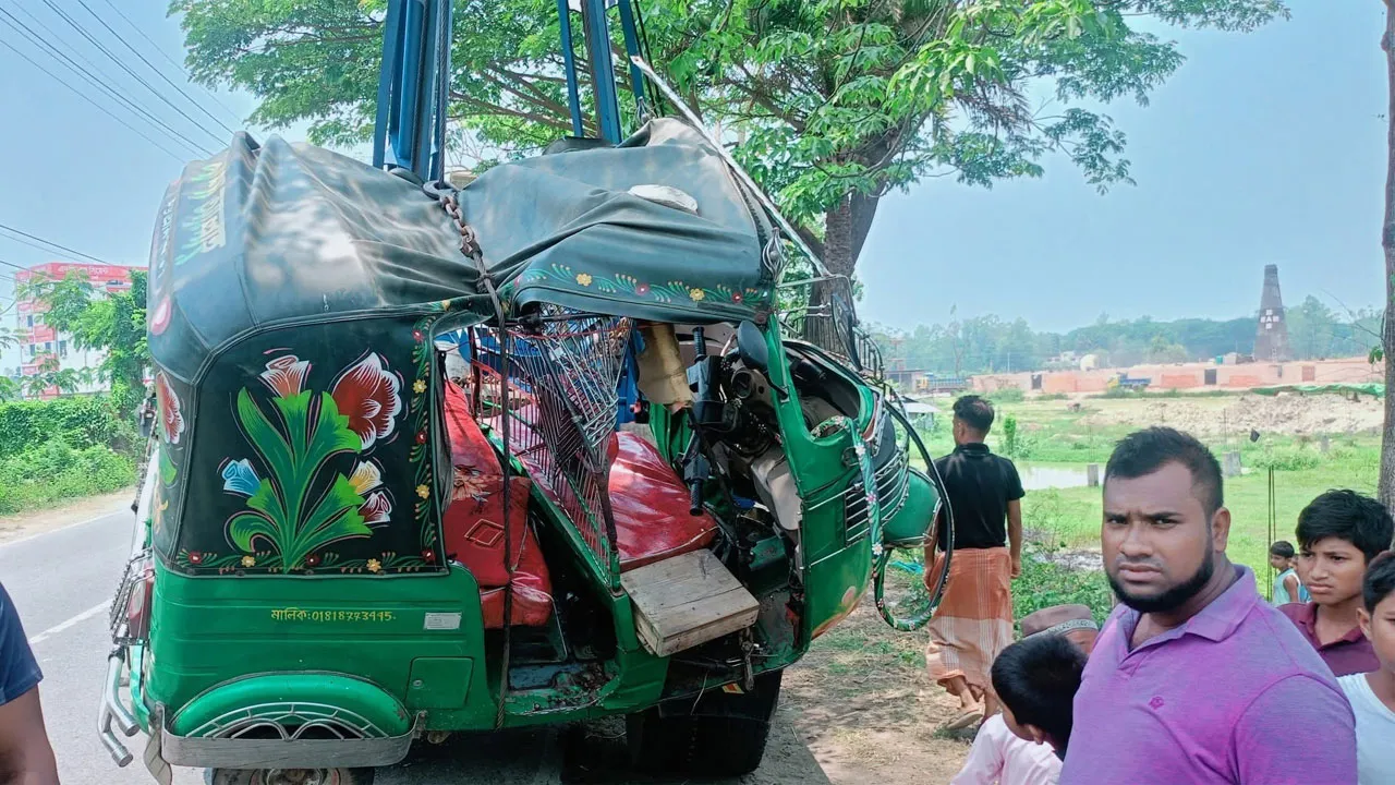 লোহাগাড়ায় সিএনজির চাকা খুলে বাসের সাথে সংঘর্ষ, নিহত ১