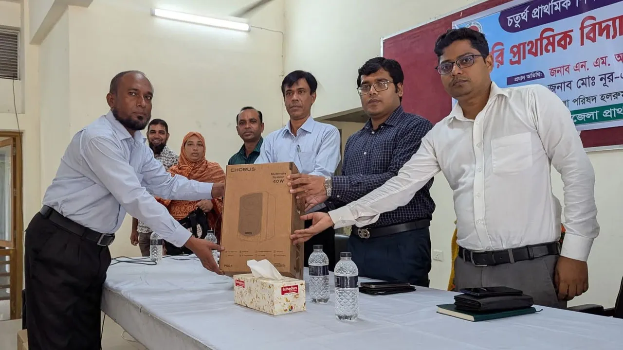 গফরগাঁওয়ে ১১৮ প্রাথমিক বিদ্যালয়ে 'স্পিকার' বিতরণ