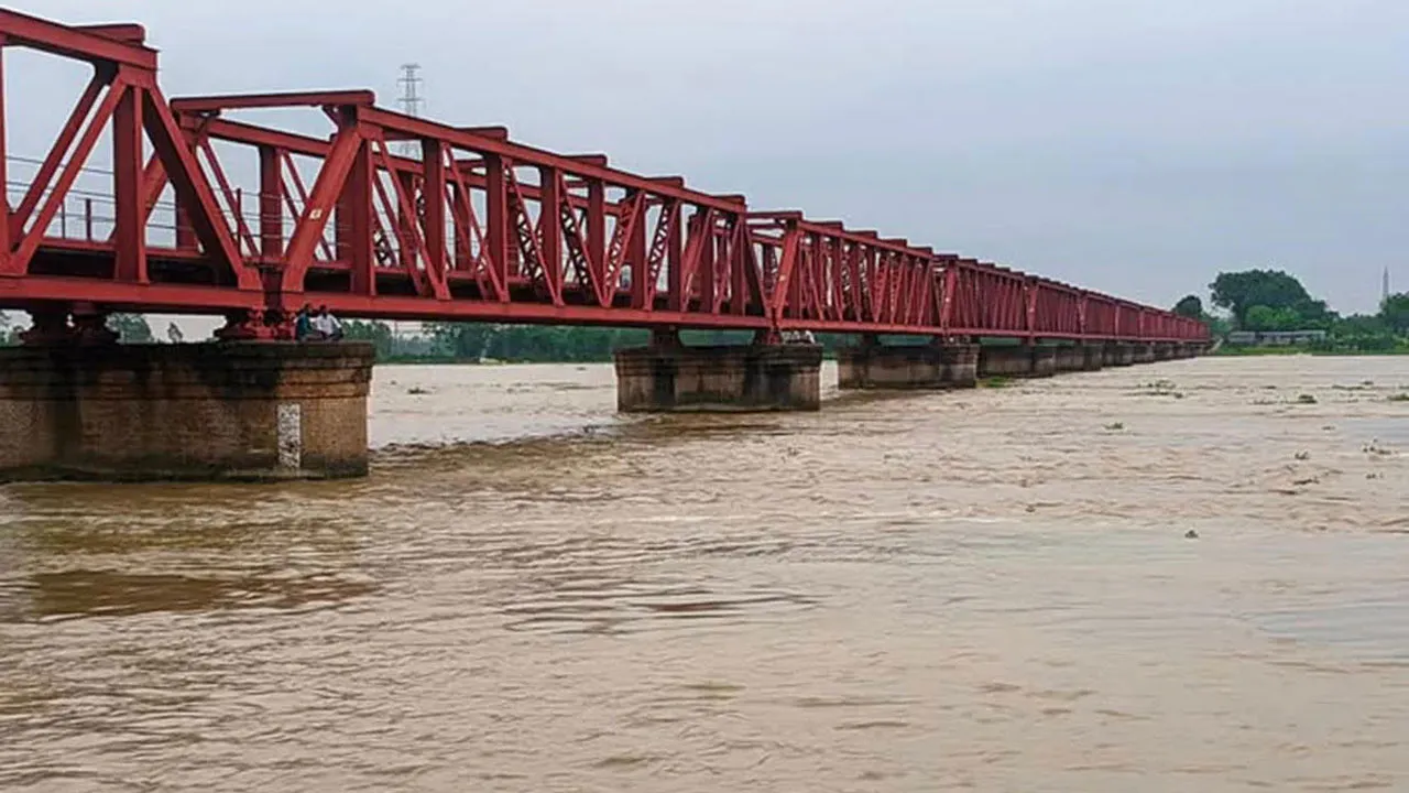 বিপৎসীমা ছুঁইছুঁই করছে তিস্তার পানি, উত্তরাঞ্চলে ফের বন্যার আশঙ্কা