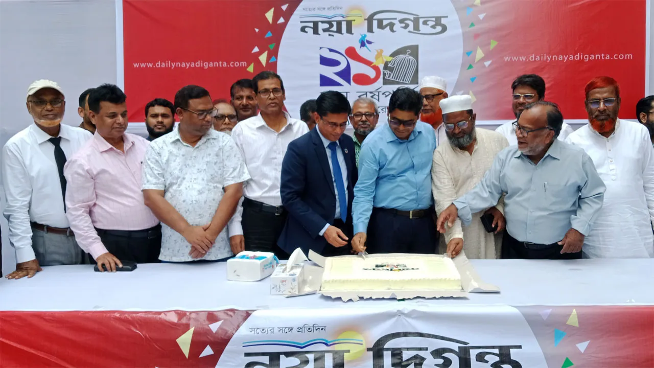 খুলনায় নয়াদিগন্তের ২১তম প্রতিষ্ঠাবার্ষিকী উপলক্ষে কেককাটা ও শুভেচ্ছা