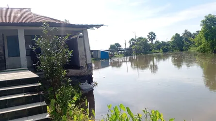 দাগনভূঞায় নদী ভাঙনে বিলীন হতে চলেছে শতবর্ষী বিদ্যালয়