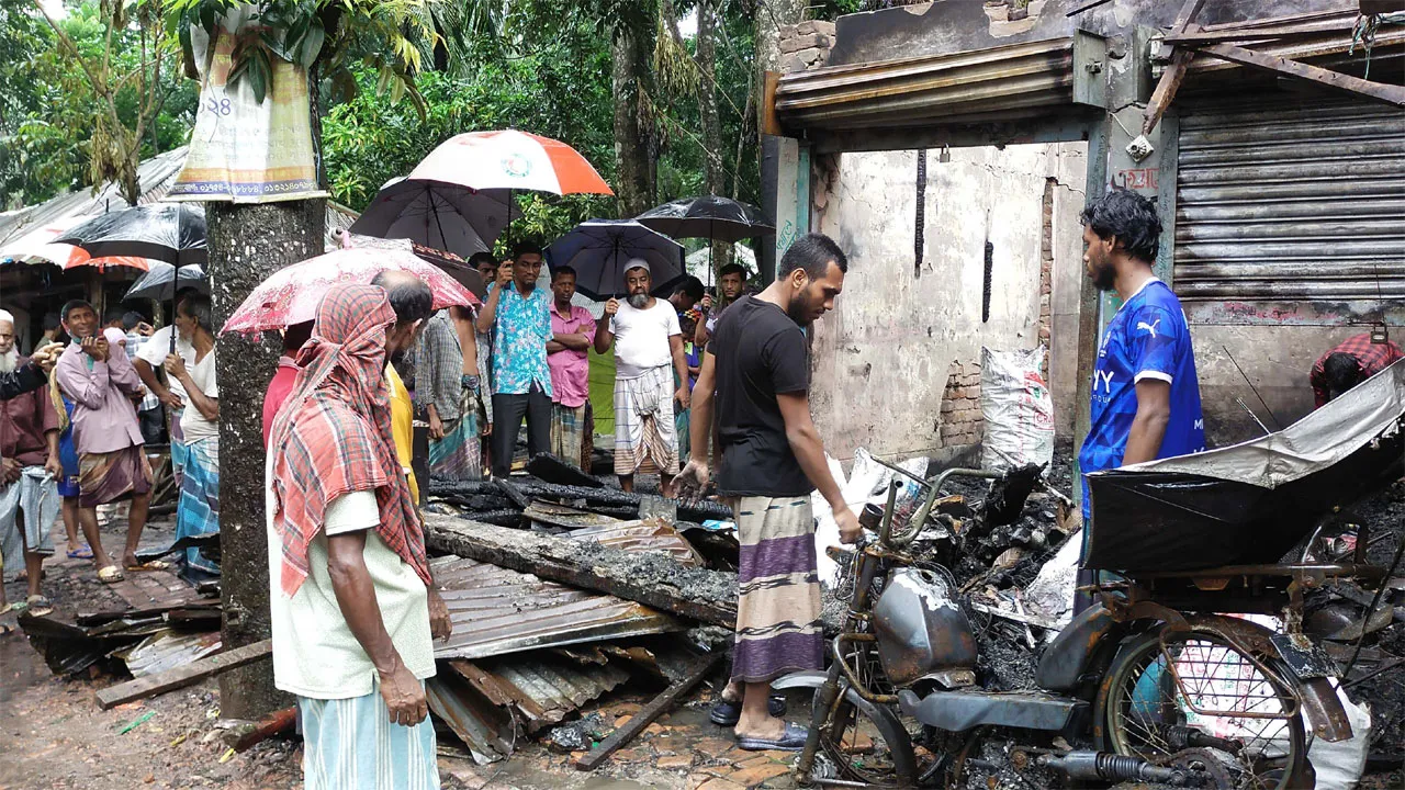 নাজিরপুরে আগুনে ৩টি দোকান পুড়ে ছাই