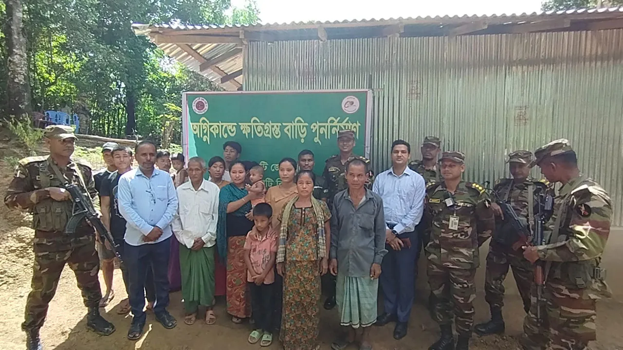আগুনে পুড়া ক্যাথোয়াইচিংকে ঘর দিল সেনাবাহিনী