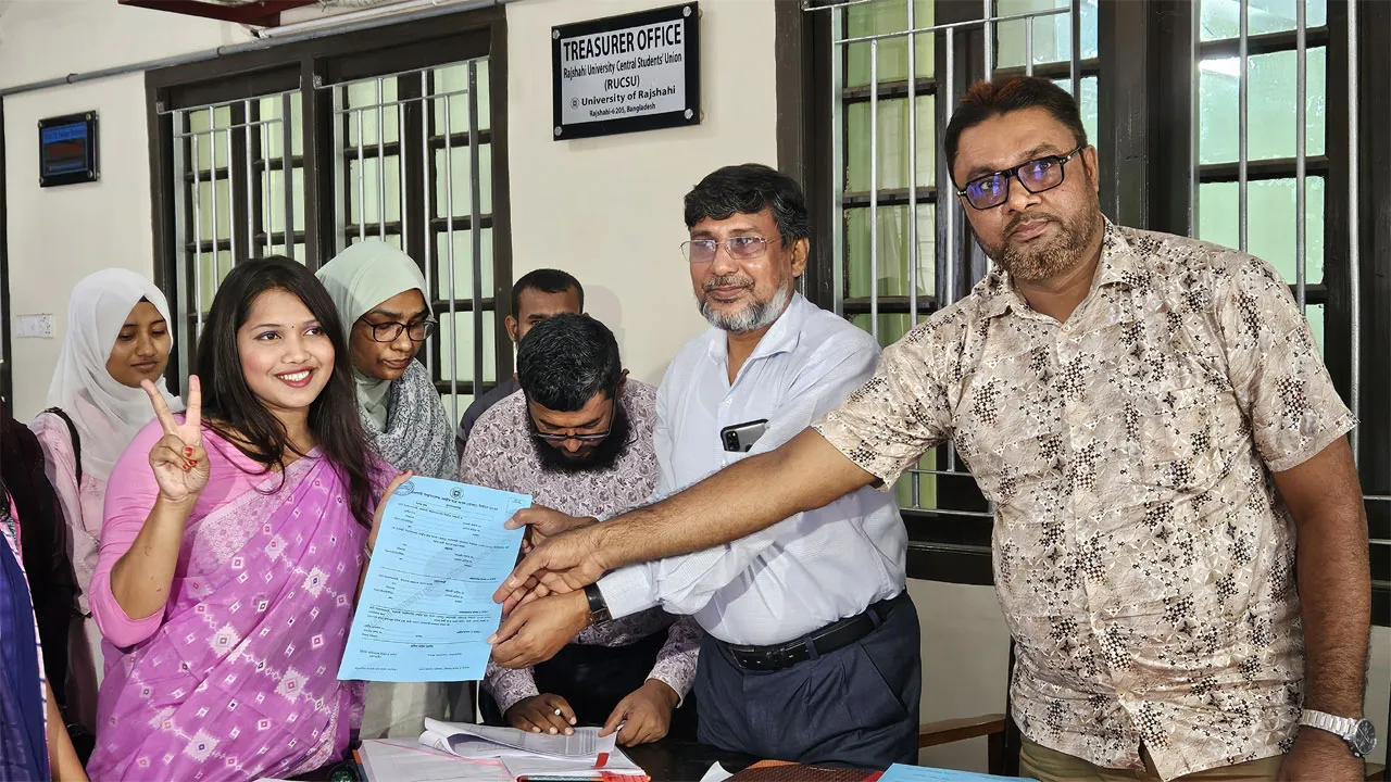 রাকসুতে প্রথম নারী প্রার্থী হিসেবে নিশা আক্তারের মনোনয়নপত্র সংগ্রহ