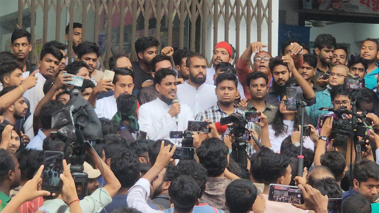 Akhtar Hossain, central member secretary of the National Citizen Party (NCP), is speaking.