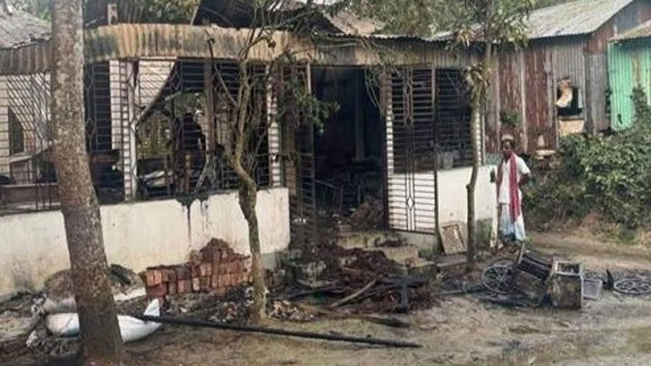 মানিকগঞ্জে চিত্রশিল্পীর বাড়িতে আগুন