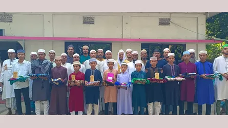 মিরসরাইয়ে টানা ৪১ দিন জামায়াতে নামাজ পড়ে পুরস্কৃত হলো ১৪ শিশু-কিশোর