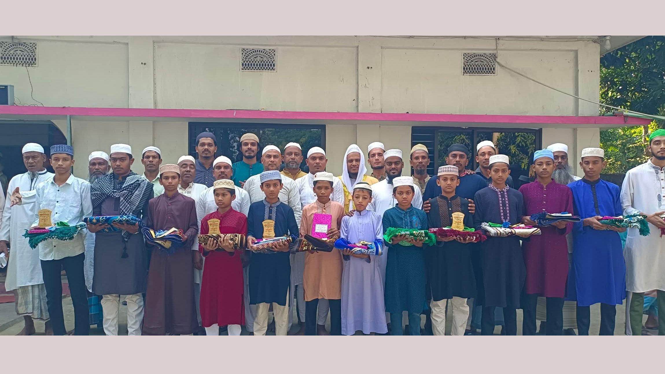 14-children-and-teenagers-awarded-for-praying-in-Jamaat
