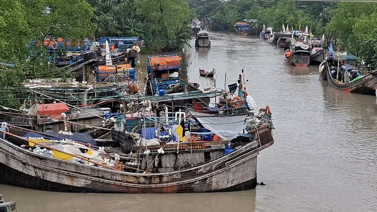 উপকূলের ৪ শতাধিক ট্রলারের মাছ শিকার বন্ধ