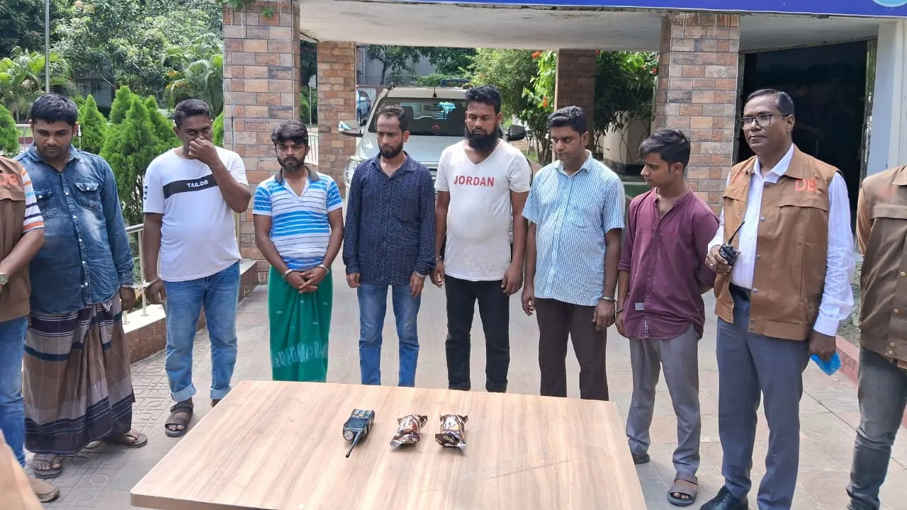 ‘চেতনানাশক বিস্কুট’ খাইয়ে ইজিবাইক ছিনতাই, চক্রের ৭ সদস্য গ্রেফতার