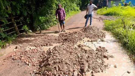 নগরকান্দার মরণফাঁদ সড়কে শুরু হলো সংস্কার