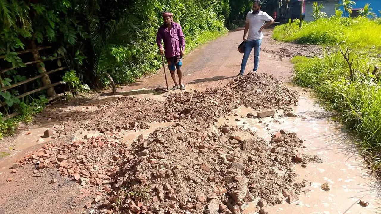 নগরকান্দার মরণফাঁদ সড়কে শুরু হলো সংস্কার