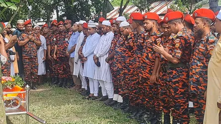 অগ্নিদগ্ধ ফায়ার ফাইটার নুরুল হুদাকে গফরগাঁওয়ে রাষ্ট্রীয় মর্যাদায় দাফন