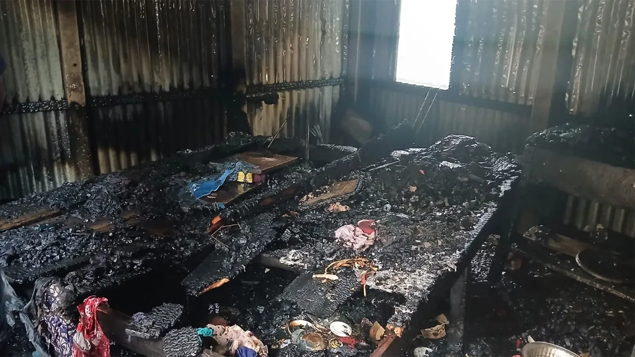 শ্রীনগরে আগুনে বসতঘর পুড়ে ছাই : লক্ষাধিক টাকার ক্ষতি