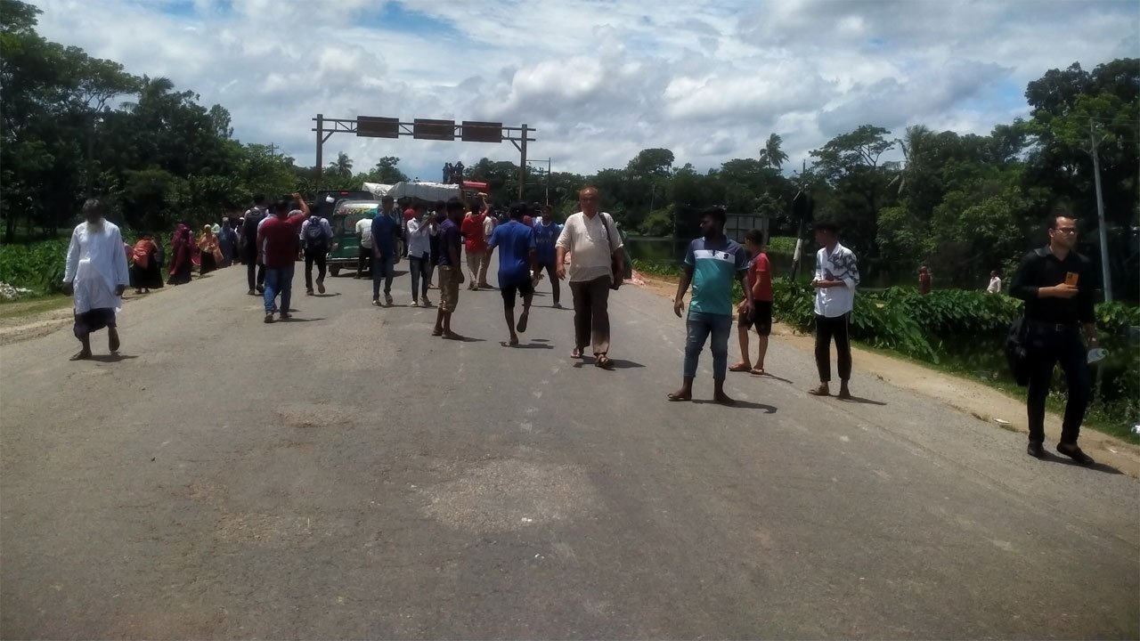 Highway blockade demanding protection of Vijayanagar constituency boundaries