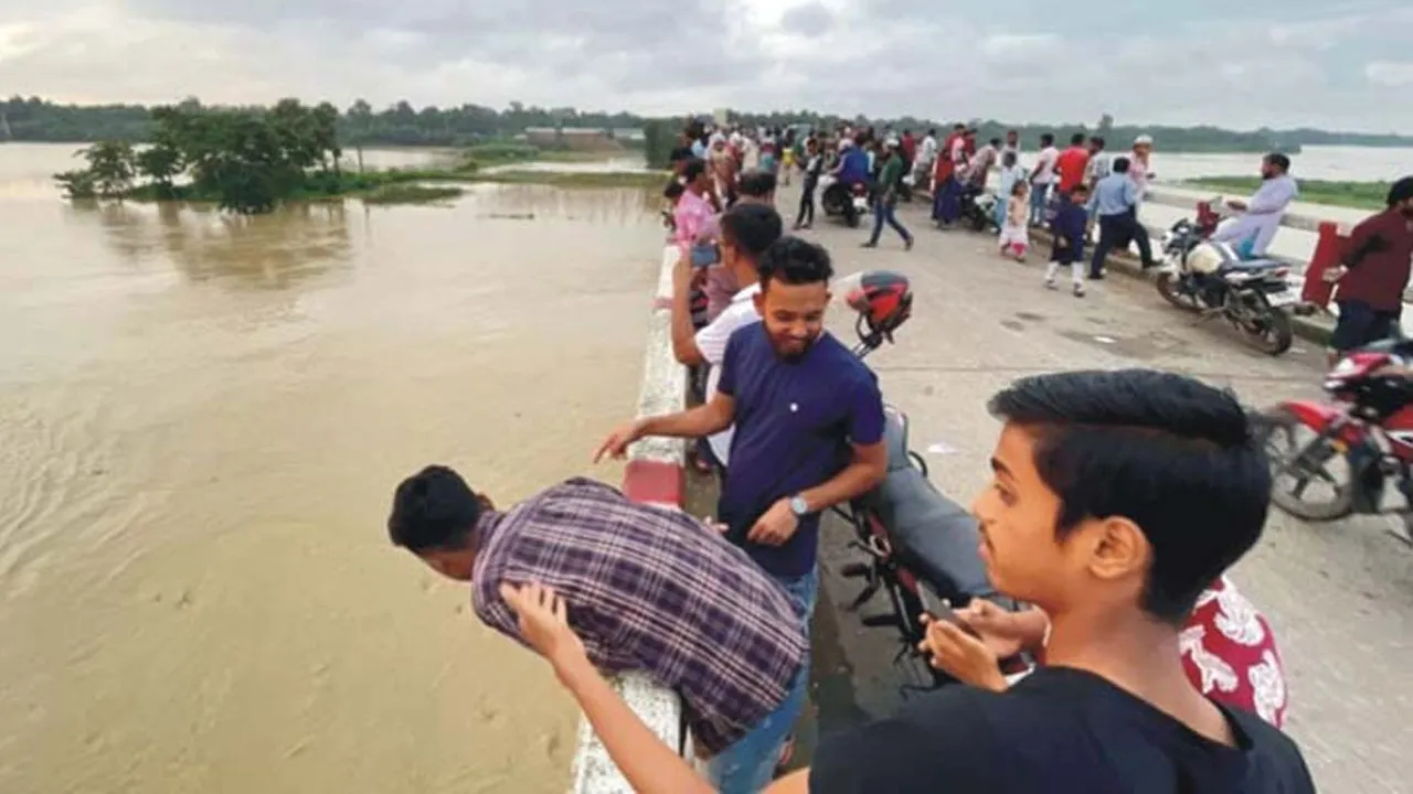 গোমতীতে হঠাৎ পানি বেড়ে বিপৎসীমার কাছাকাছি
