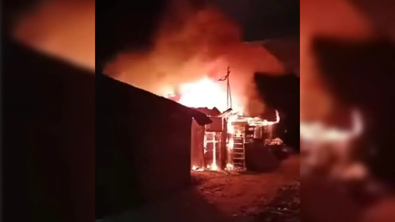 নোয়াখালীতে আগুনে ৬টি ব্যবসা প্রতিষ্ঠান পুড়ে ছাই