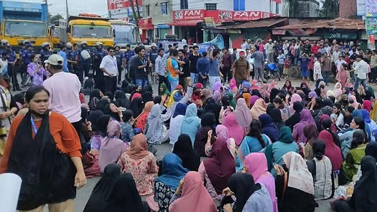 Feni University students block highway