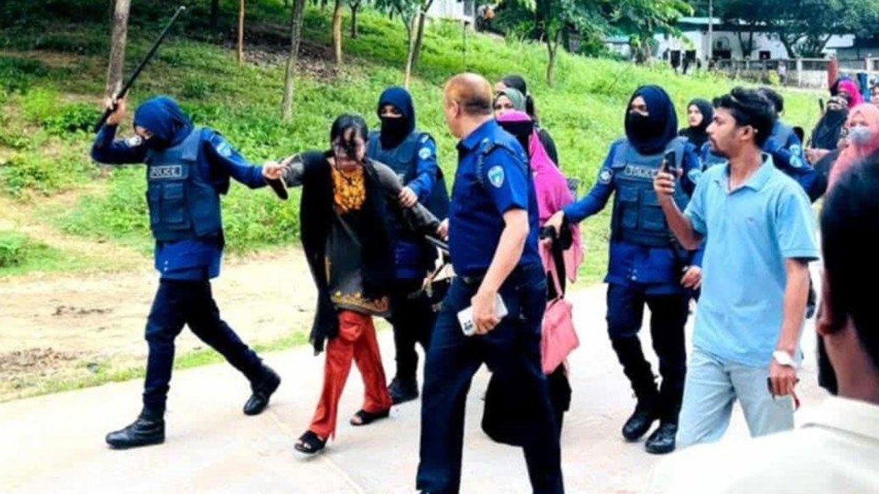 Police lathicharge protest by fired teachers