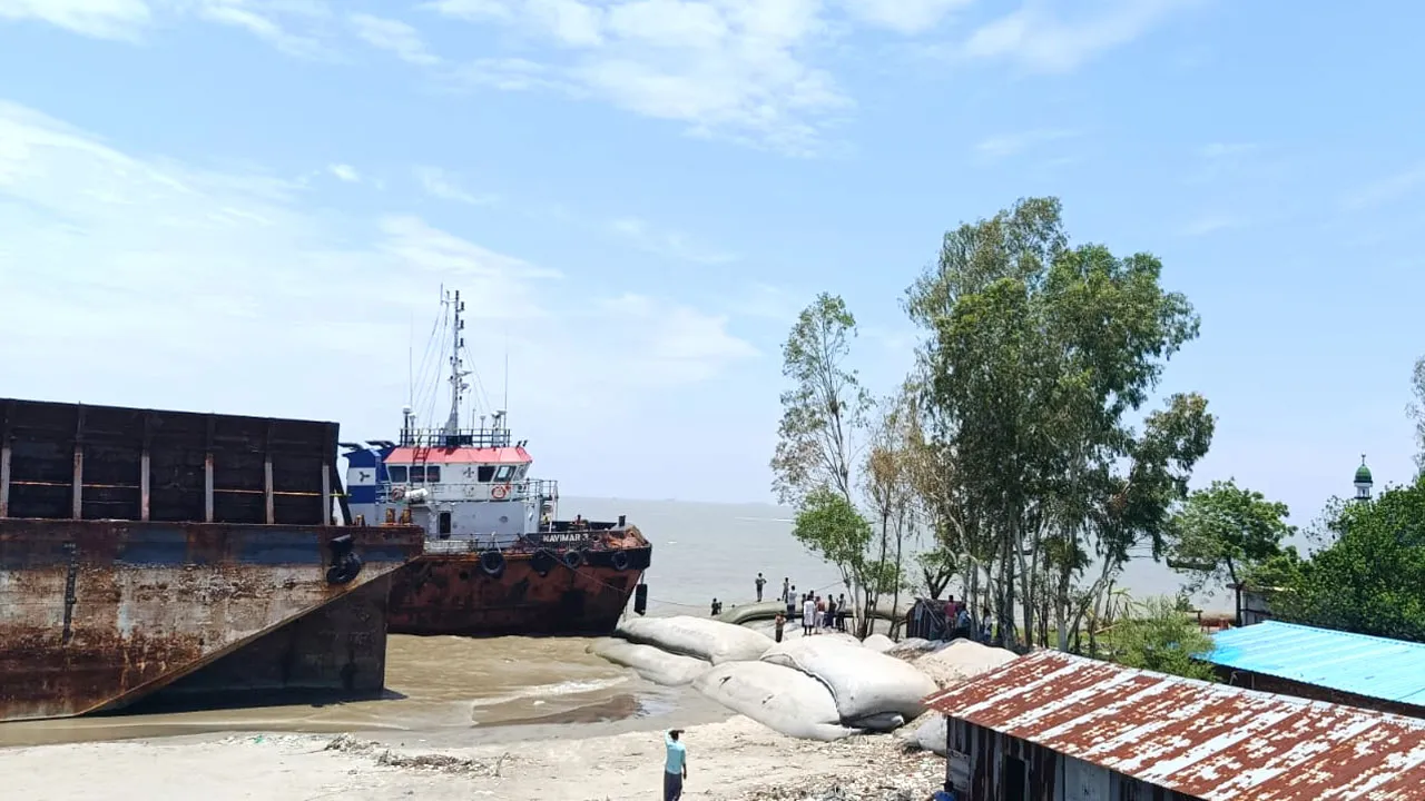 আনোয়ারায় আটকা পড়া ২ জাহাজের কারণে ঝুঁকিতে শতবর্ষী মসজিদ ও বেড়িবাঁধ