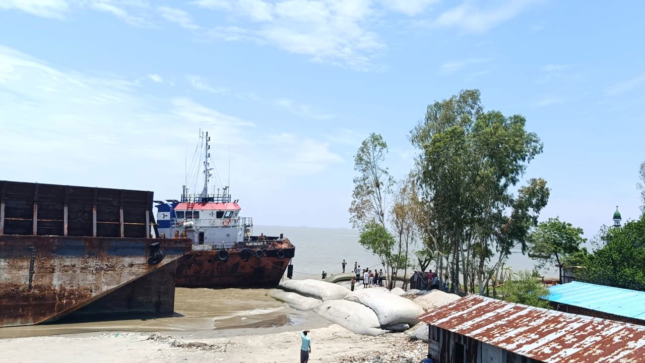 Ship stranded in Anwara